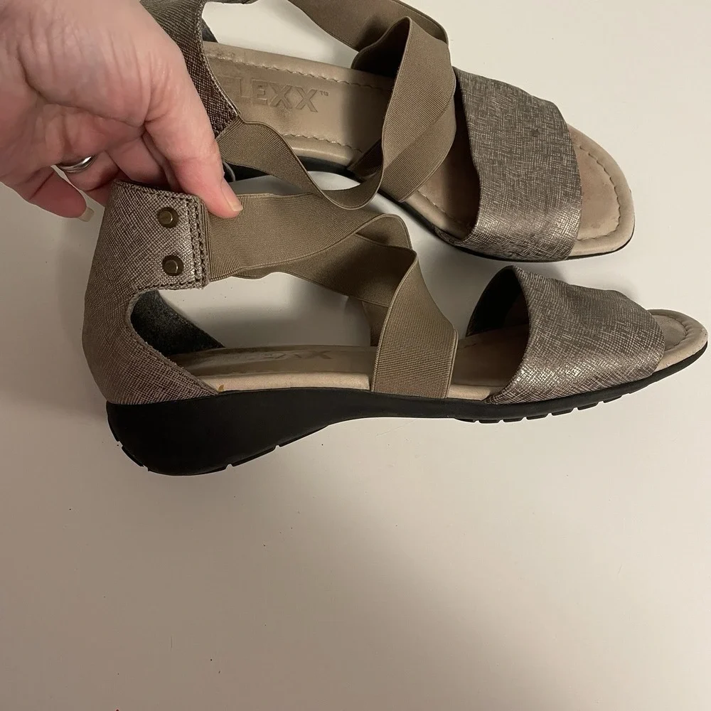 The Flexx Sunglass Low Wedge Sandals Leather Beige Size‎ 9 Comfort
